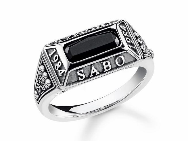 Thomas Sabo Ring TR2243-698-11-62 aus Sterling Silber mit geschwärztem Onyx in Größe 62, markante Gravuren und detailreiche Verzierungen auf der Fassung.