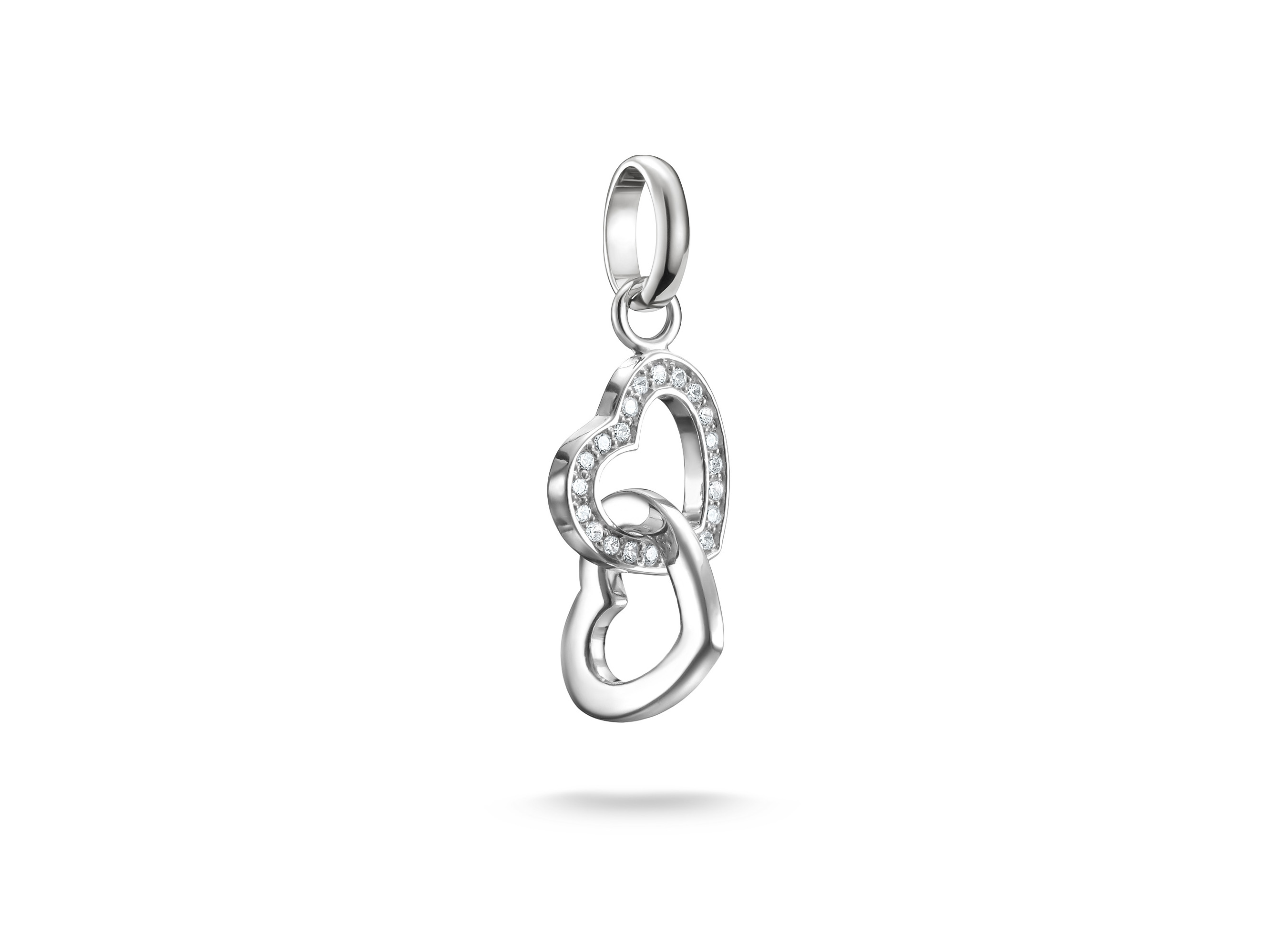 Charm von Thomas Sabo aus Silber mit verschlungenen Herzen und funkelnden Zirkonia im Charm Club CONNECT, ideal für eine elegante Ergänzung an Schmuckstücken.