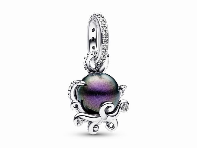 792684000-0 Charm-Anhänger von Pandora zeigt eine stilisierte Ursulina mit einer glänzenden, schimmernden Kugel in Lila und silbernen Tentakeln, verziert mit funkelnden Zirkonia.
