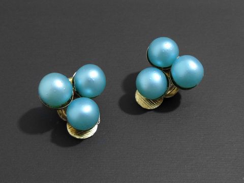 71630-0 Elegante Modeschmuck Ohrclips in Türkis Matt mit Zuchtperlenimitation von Juwelier Harnisch, ideal für stilvolle Akzente und besondere Anlässe.