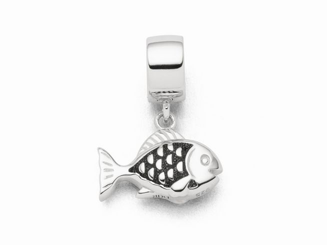 Sterling Silber Charm in Form eines Fisches mit Lavasand-Elementen, detailreich gestaltet mit schwarzen Akzenten und glänzender Oberfläche, geeignet für Armbänder und Ketten.
