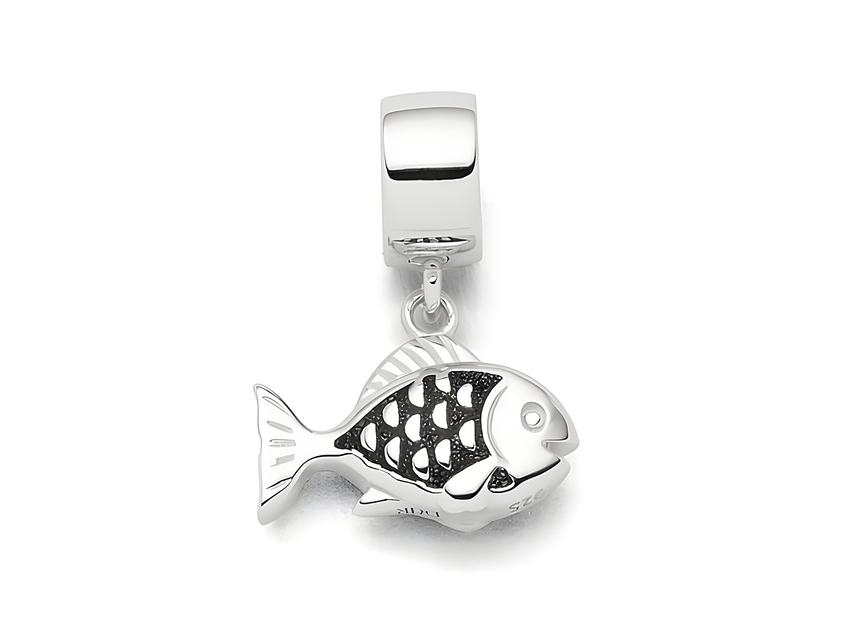 Sterling Silber Charm in Form eines Fisches mit Lavasand-Elementen, detailreich gestaltet mit schwarzen Akzenten und glänzender Oberfläche, geeignet für Armbänder und Ketten.