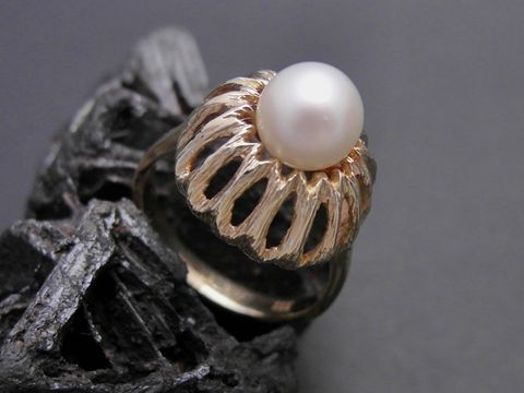 Gold Perlen Ring umwerfend schön Gr 53 Zuchtperle 7,1 mm Gold 333 Hersteller Juwelier Harnisch bis Gr 54 17,5 auf schwarzem Hintergrund im Fokus.