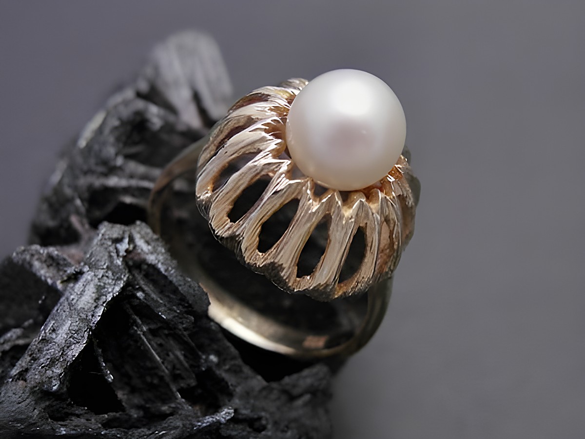 Gold Perlen Ring umwerfend schön Gr 53 Zuchtperle 7,1 mm Gold 333 Hersteller Juwelier Harnisch bis Gr 54 17,5 auf schwarzem Hintergrund im Fokus.
