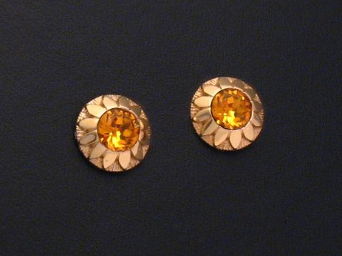 Ohrringe in Gold mit orange facettierten Steinen, Hersteller Juwelier Harnisch, zusätzlichen kleinen Steinen, elegantes Design, perfekt für besondere Anlässe.