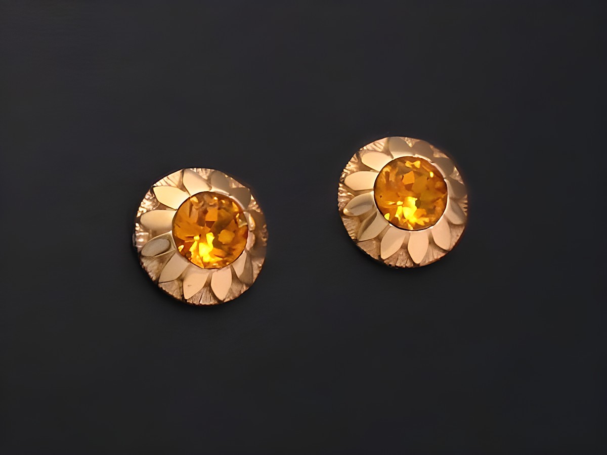 Ohrringe in Gold mit orange facettierten Steinen, Hersteller Juwelier Harnisch, zusätzlichen kleinen Steinen, elegantes Design, perfekt für besondere Anlässe.