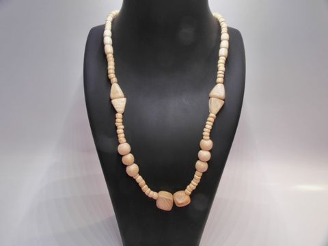 61878-0 Holzkette aus naturbraunen Holzperlen in unterschiedlichen Formen, 28 mm Durchmesser, 60 cm lang, von Hersteller Juwelier Harnisch, ideal als Schmuckstück für jeden Anlass.