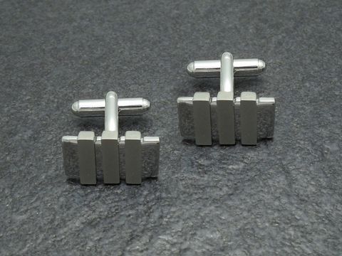 10191-0 Designer Manschettenknöpfe - NEW Style silberfarben von Juwelier Harnisch, elegante und moderne Optik mit gestuften Elementen, ideal für formelle Anlässe und geschmackvolle Outfits.