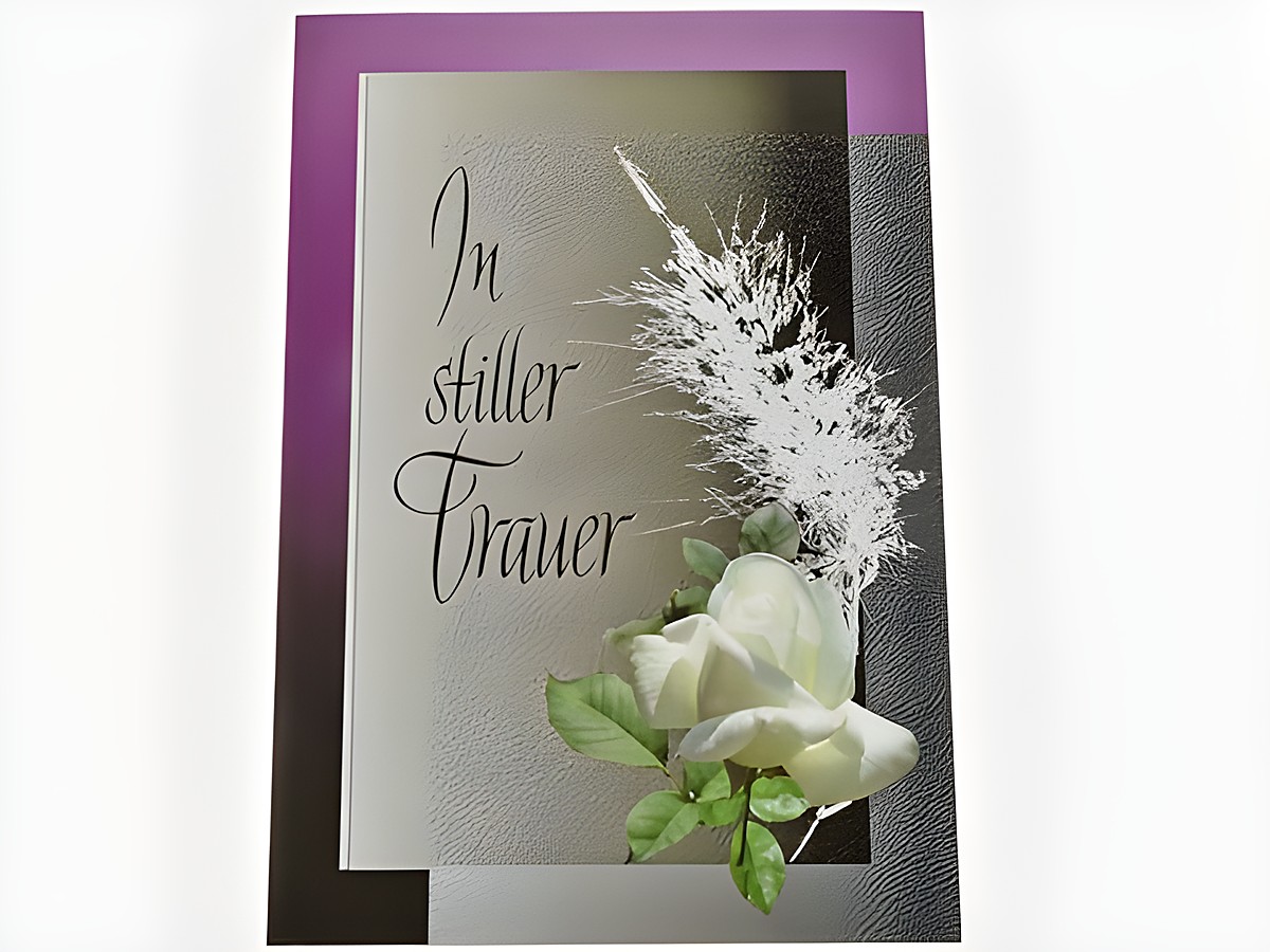 Trauerkarte mit dem Schriftzug In stiller Trauer und einem weißen Rosenmotiv, umgeben von dezenten Verzierungen in sanften Farben, hergestellt von Juwelier Harnisch.