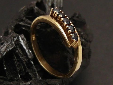 Goldring lieblich aus Gold 585 mit Saphiren in einer Größe von 53,5, Hersteller Juwelier Harnisch, geeignet bis Größe 54/17,5.