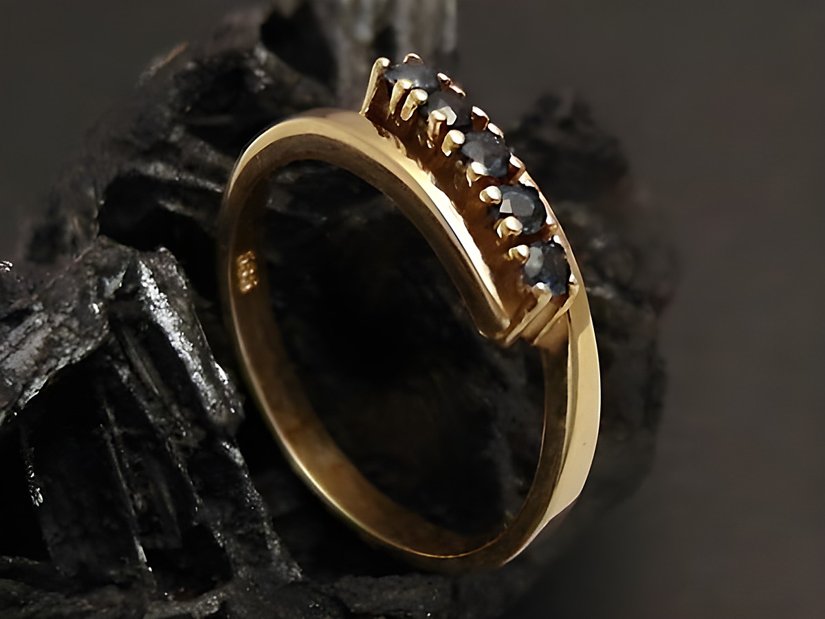 Goldring lieblich aus Gold 585 mit Saphiren in einer Größe von 53,5, Hersteller Juwelier Harnisch, geeignet bis Größe 54/17,5.