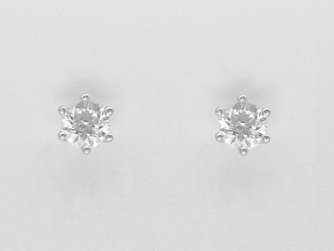 Weißgold Ohrringe in Krappenfassung mit zauberhaften Brillanten von 0,50 ct W/Si als Stecker, hergestellt von Juwelier Harnisch.