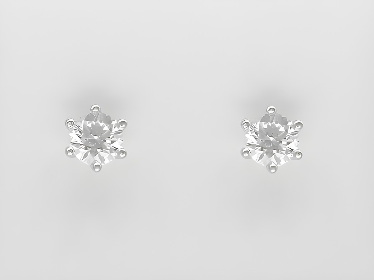 Weißgold Ohrringe in Krappenfassung mit zauberhaften Brillanten von 0,50 ct W/Si als Stecker, hergestellt von Juwelier Harnisch.