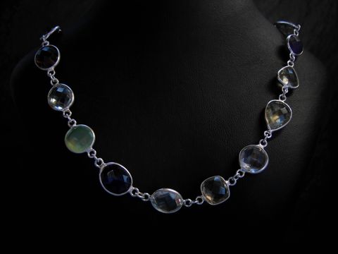 Zeitloses Collier aus Silber mit bunten Achat-Elementen und Karabiner, 100 cm lang, hergestellt von Juwelier Harnisch, präsentiert auf einem eleganten Untergrund.