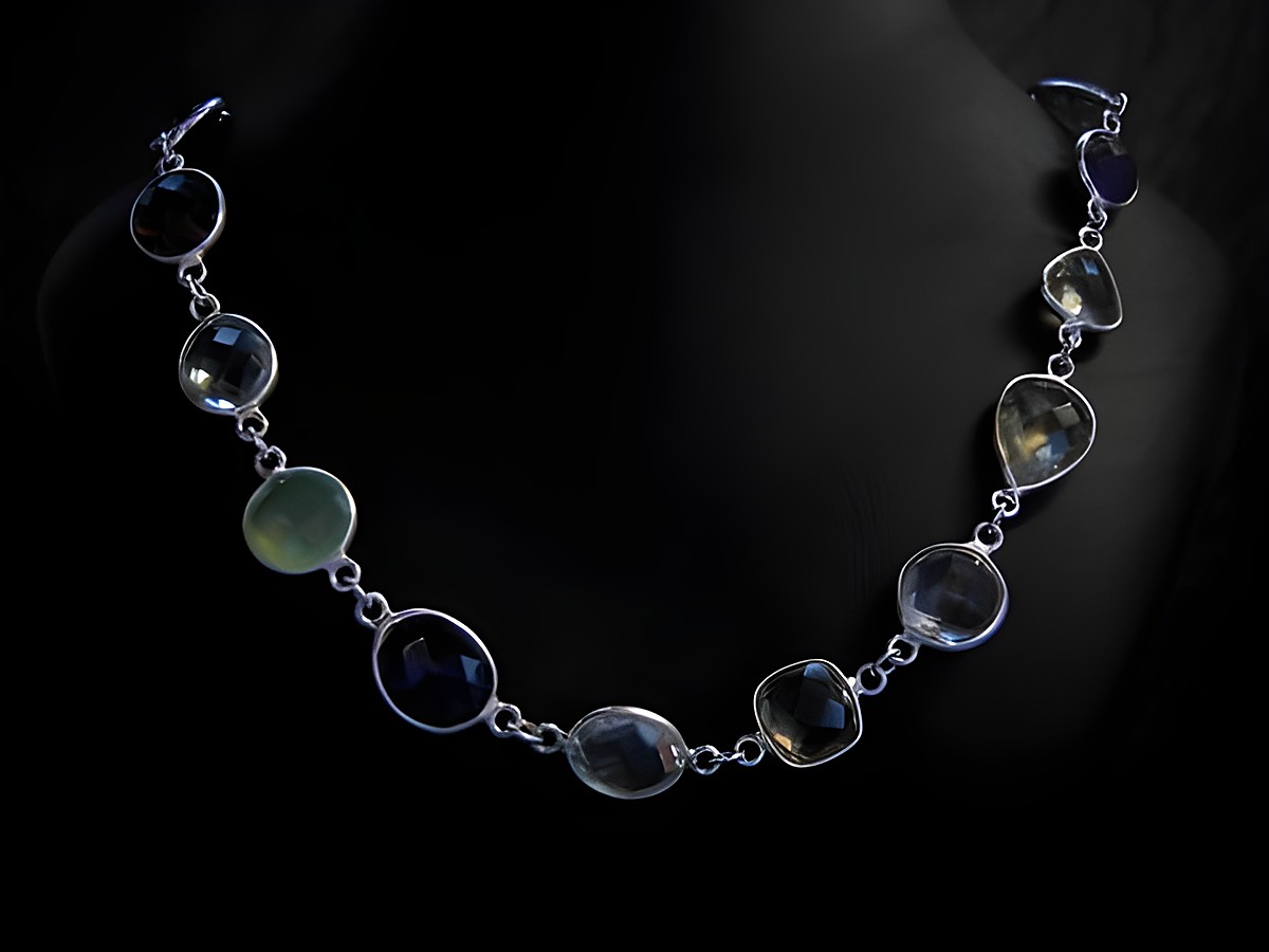 Zeitloses Collier aus Silber mit bunten Achat-Elementen und Karabiner, 100 cm lang, hergestellt von Juwelier Harnisch, präsentiert auf einem eleganten Untergrund.