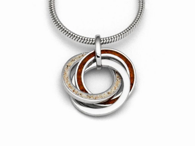 Sterling Silber Anhänger Marina 2.0 von DUR mit einzigartigen Strandsand- und Bernsteinelementen, stilvoll ineinandergreifende Ringe in modernem Design, ideal für jede Schmucksammlung.
