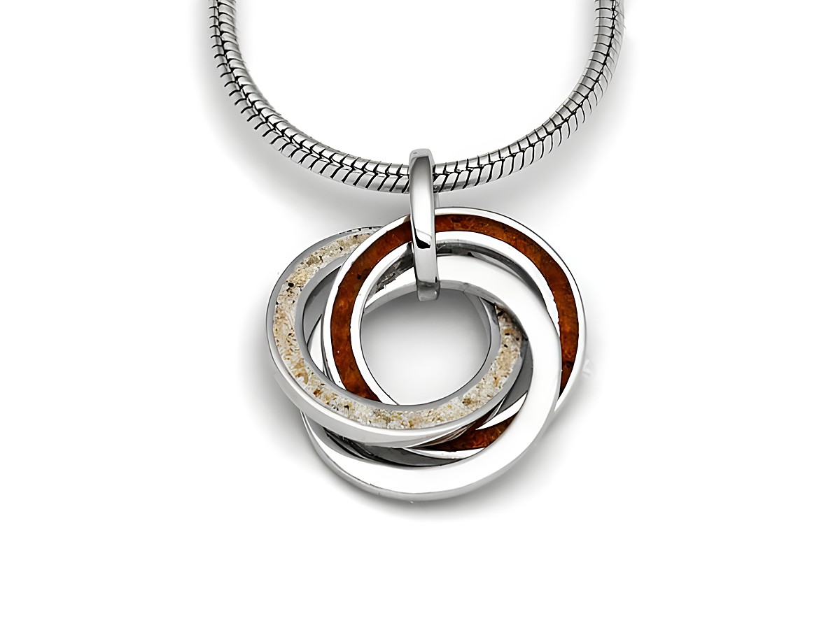 Sterling Silber Anhänger Marina 2.0 von DUR mit einzigartigen Strandsand- und Bernsteinelementen, stilvoll ineinandergreifende Ringe in modernem Design, ideal für jede Schmucksammlung.