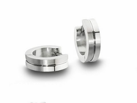 Edelstahl Creolen poliert und mattiert in silberfarben mit einem Durchmesser von 1,4 cm und einer Breite von 4 mm, hergestellt von Juwelier Harnisch.