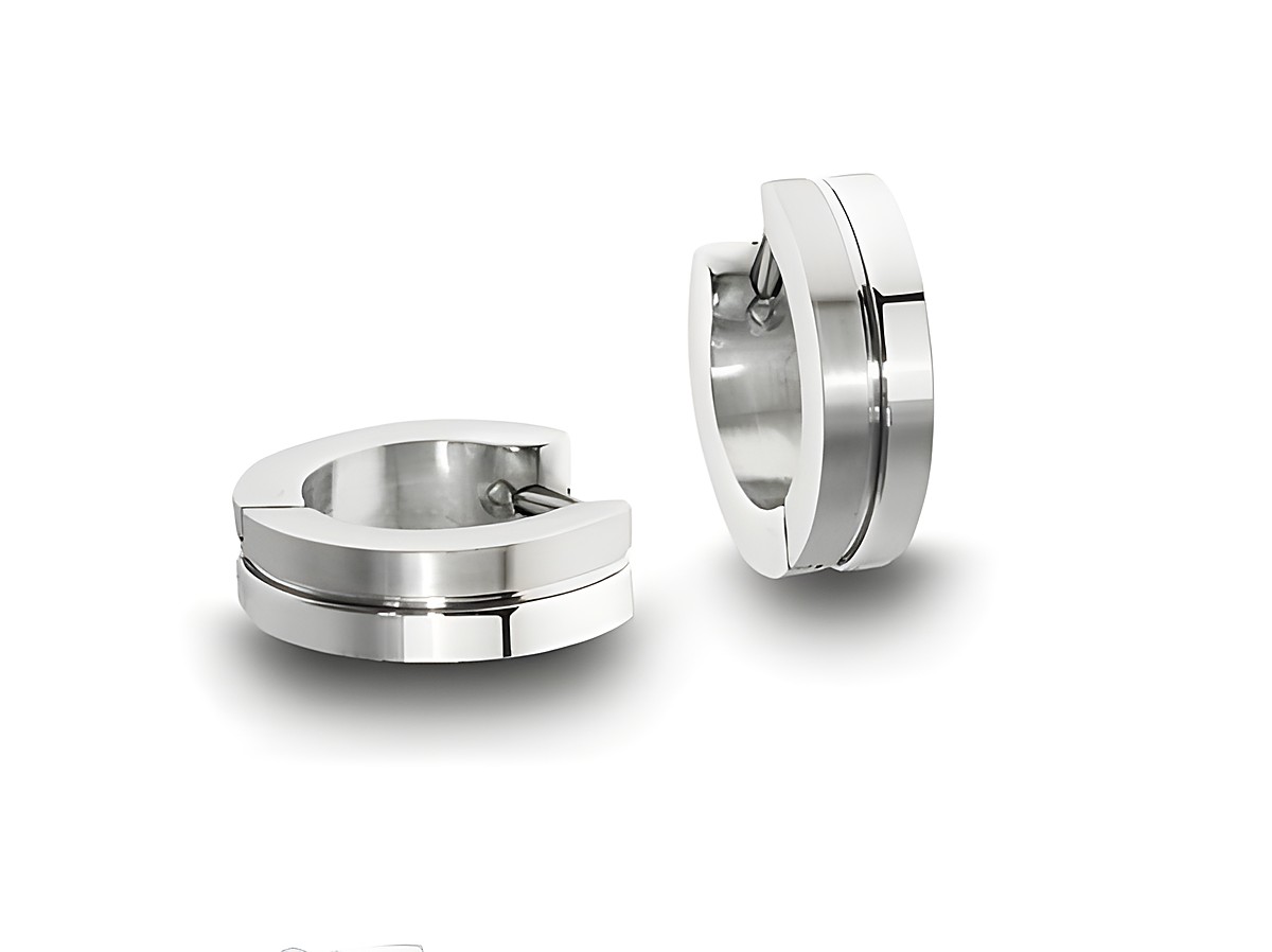 Edelstahl Creolen poliert und mattiert in silberfarben mit einem Durchmesser von 1,4 cm und einer Breite von 4 mm, hergestellt von Juwelier Harnisch.