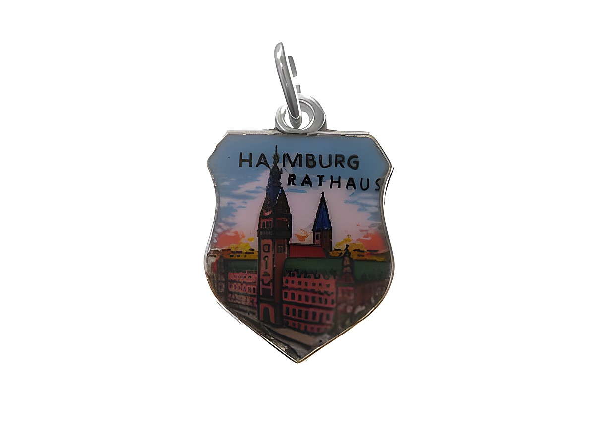 Silber Anhänger mit dem Wappen des Rathauses Hamburg, Deutschland, zeigt einfarbiges Bild des historischen Gebäudes und den Schriftzug Hamburg Rathaus, hergestellt von Juwelier Harnisch, Hamburg.