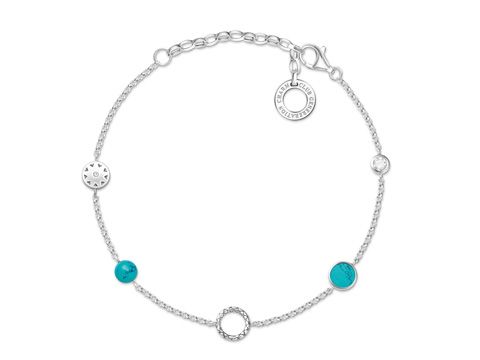Mehrfarbiges Thomas Sabo Charm Armband aus Silber mit verschiedenen Anhängern, verstellbar von ca. 15 bis 19 cm, betont die elegante Ausstrahlung.