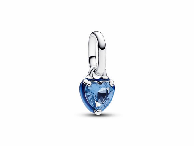 Kleinanhänger in Herzform aus Sterling Silber mit blauem Kristall und blauer Emaille, ideal für individuelle Armbänder und charmante Schmuckstücke von Pandora ME.