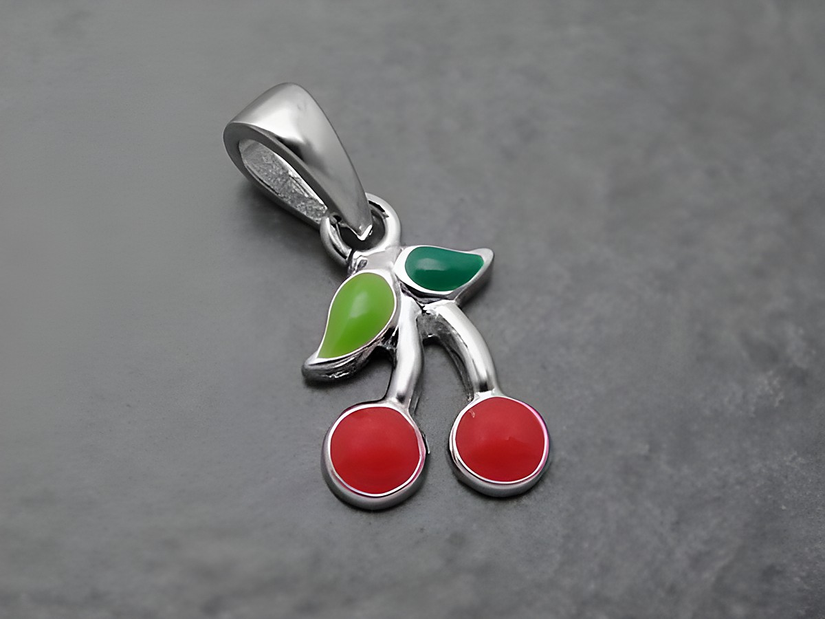 Kirsche lackiert Sterling Silber Anhänger in Lack Hellgrün-Grün-Rot, hergestellt von Juwelier Harnisch, geeignet für Kinder.