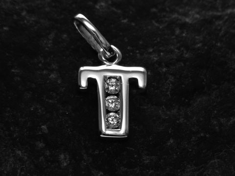 Silber rhodinierten Anhänger in Form des Buchstabens T mit Zirkonia, Hersteller Juwelier Harnisch, elegant und modern gestaltet, ideal als persönliche Geschenkidee.