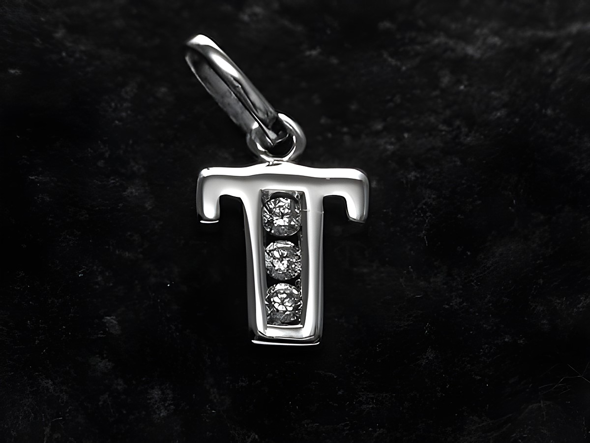 Silber rhodinierten Anhänger in Form des Buchstabens T mit Zirkonia, Hersteller Juwelier Harnisch, elegant und modern gestaltet, ideal als persönliche Geschenkidee.