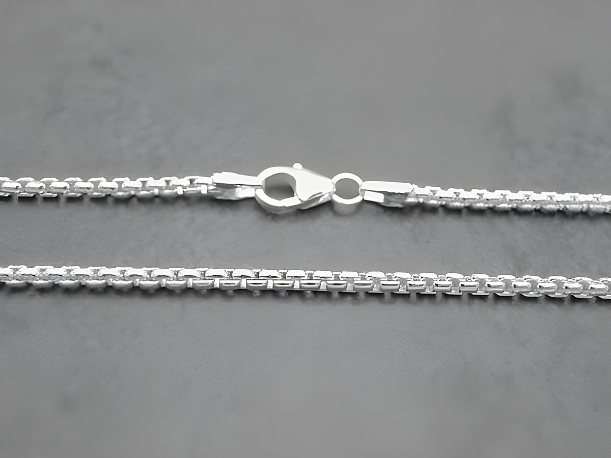 Silberkette Venezia aus Sterling Silber, rhodiniert, 45 cm lang und 2 x 2 mm dick, mit einem Karabinerverschluss, hergestellt von Juwelier Harnisch.