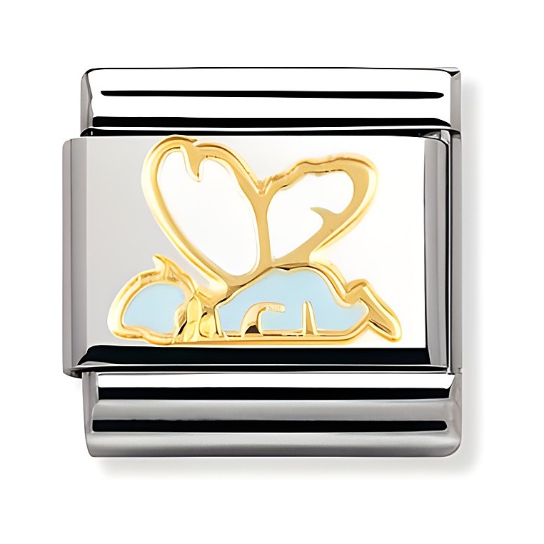 Die NOMINATION Classic Fantasia Baby-Elfe in hellblau zeigt eine stilisierte Elfe mit goldenen Verzierungen auf einem silbernen Hintergrund, ideal für eine märchenhafte Ergänzung.