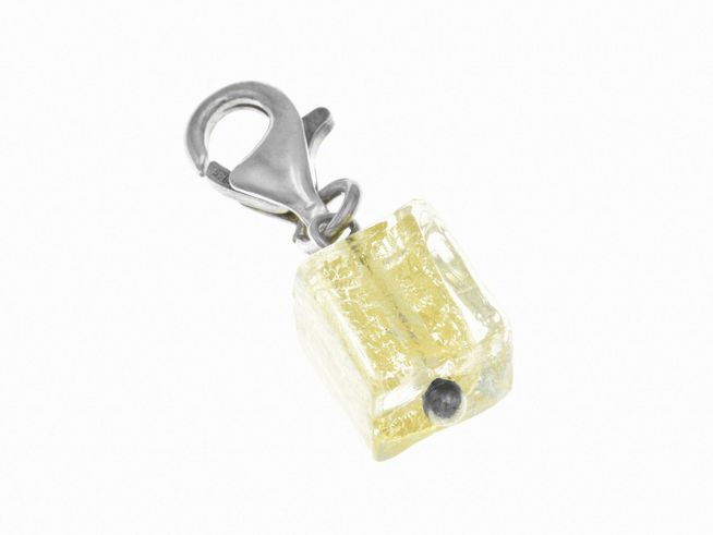 Charmanhänger aus Sterling Silber und Glas in Würfelform, leicht poliert mit schwarzem Akzent. Hersteller Juwelier Harnisch, ideal für individuelle Schmuckdesigns.