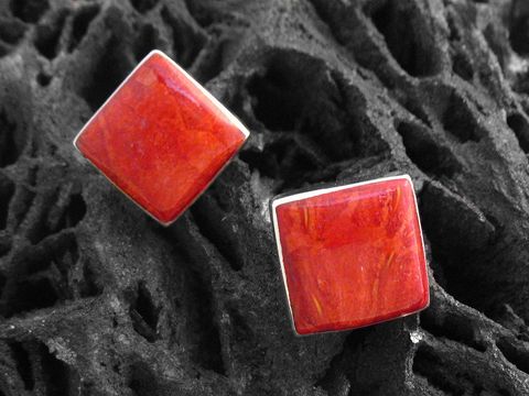 Ohrringe in eckiger Form aus Koralle in leuchtendem Rot, gefasst in Sterling Silber, Hersteller Juwelier Harnisch, ideal für jeden Anlass, eine stilvolle Ergänzung zu jedem Outfit.