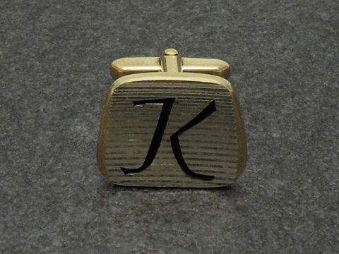 Vergoldete Manschettenknöpfe mit initialen Buchstaben K, dekoratives Design mit geriffelter Oberfläche, hergestellt von Juwelier Harnisch. Ideal für stilvolle Anlässe.