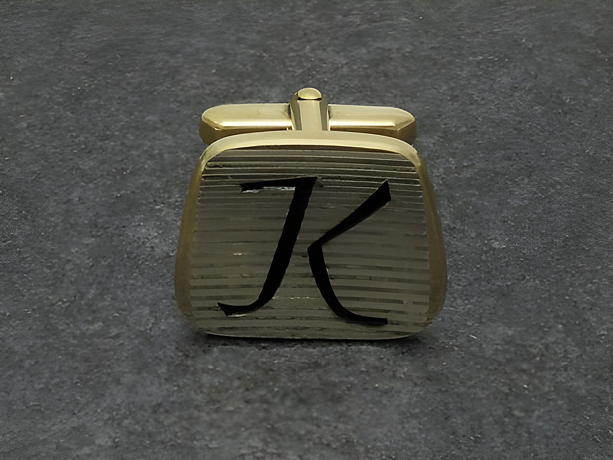 Vergoldete Manschettenknöpfe mit initialen Buchstaben K, dekoratives Design mit geriffelter Oberfläche, hergestellt von Juwelier Harnisch. Ideal für stilvolle Anlässe.