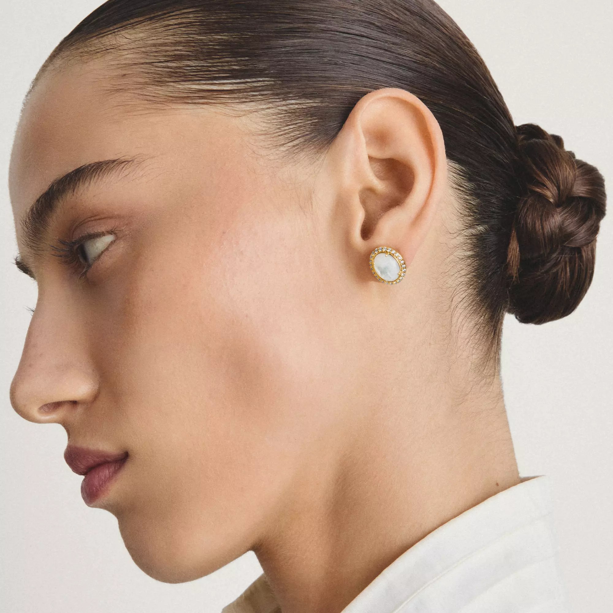 Thomas Sabo Ohrstecker Perlmutt mit weißem Zirkonia – vergoldet – Ansicht 3