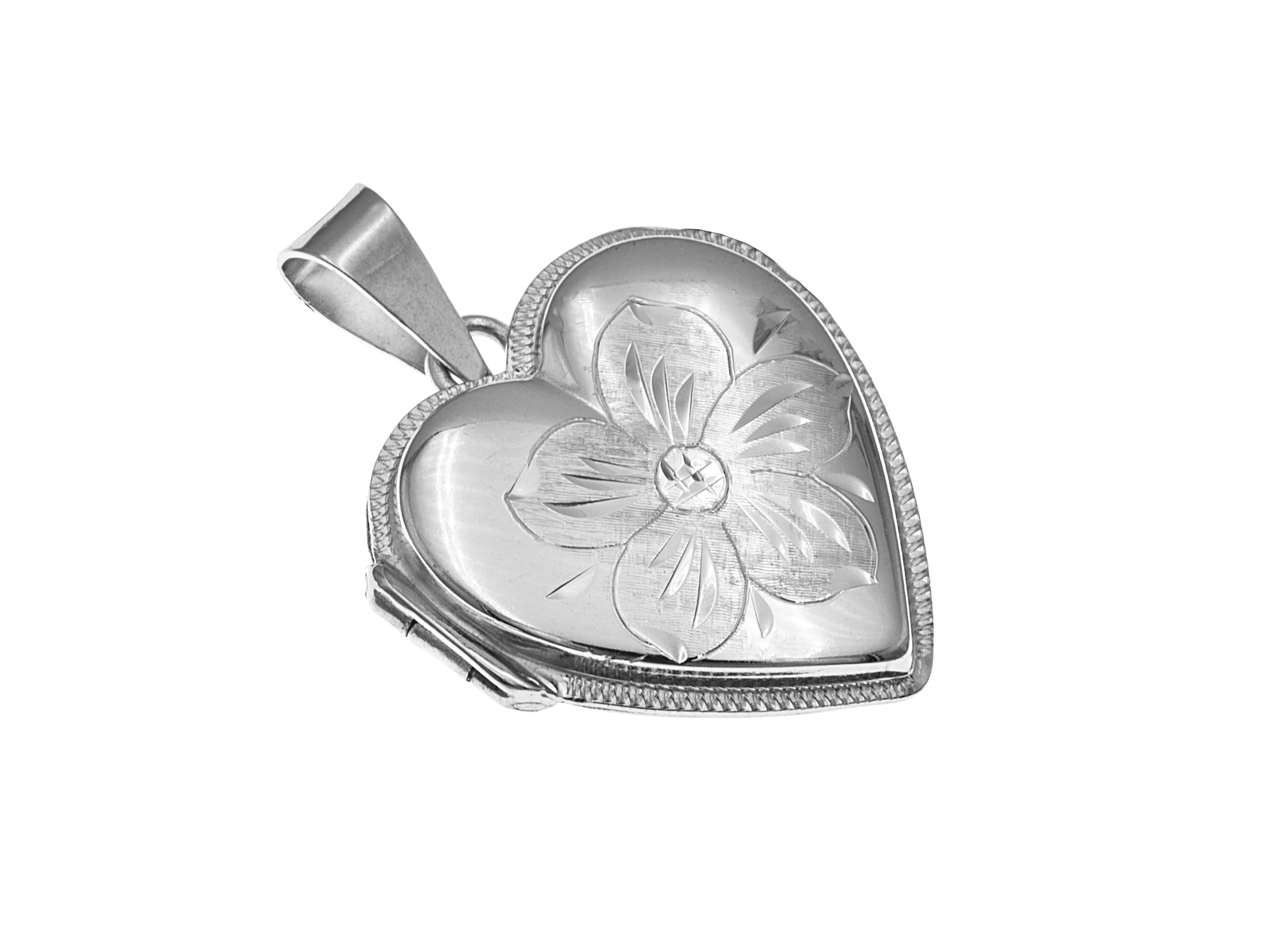 Medaillon in Herzform aus 925 Sterling Silber mit einer kunstvoll gravierten Blume, poliert und teilmattiert, vom Hersteller Juwelier Harnisch.