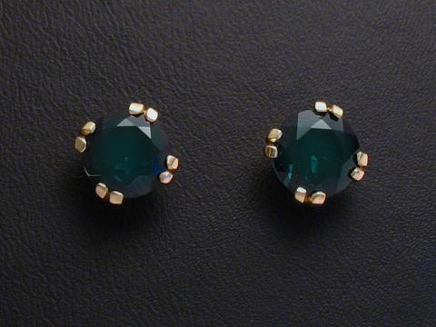 Dunkelgrüne facettierte Ohrringe aus Gold mit zusätzlichen Steinen von Juwelier Harnisch, ideal für elegante Anlässe und als stilvolles Accessoire.