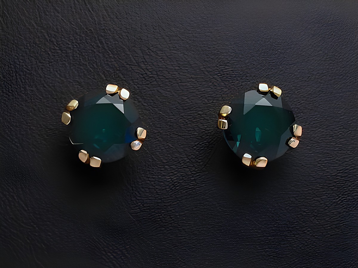 Dunkelgrüne facettierte Ohrringe aus Gold mit zusätzlichen Steinen von Juwelier Harnisch, ideal für elegante Anlässe und als stilvolles Accessoire.