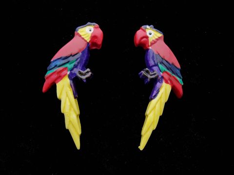 Bunte Papagei Ohrringe aus Modeschmuck mit rotbraunem Rücken und gelbem Schwanz, hergestellt von Juwelier Harnisch, inklusive Ear Cuffs.