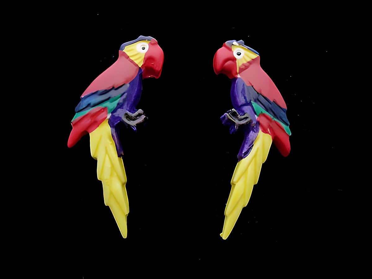 Bunte Papagei Ohrringe aus Modeschmuck mit rotbraunem Rücken und gelbem Schwanz, hergestellt von Juwelier Harnisch, inklusive Ear Cuffs.