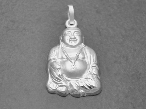 Buddha Glücksbringer in Sterling Silber als Anhänger, präsentiert von Juwelier Harnisch, symbolisiert Freude und Wohlstand. Ideal als Glücksbringer für jeden Anlass.