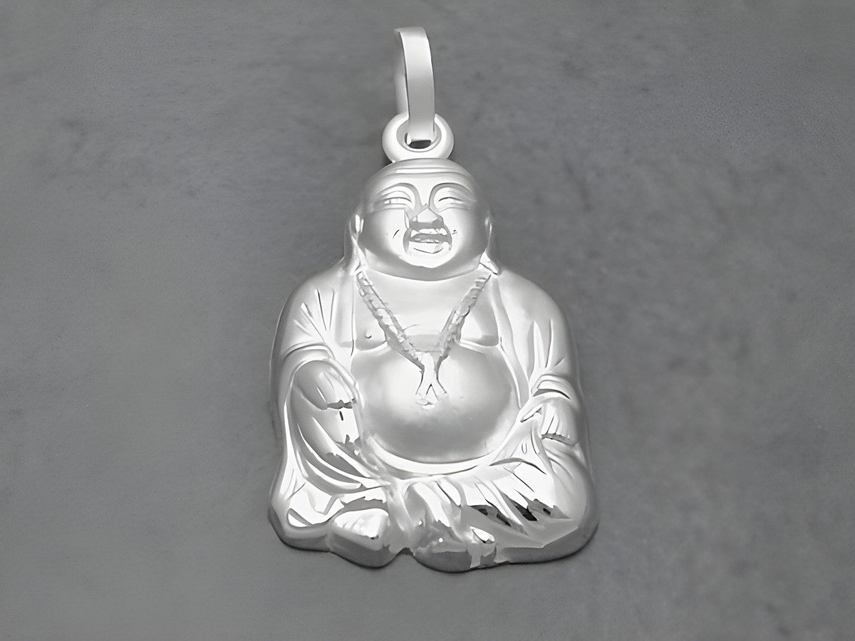 Buddha Glücksbringer in Sterling Silber als Anhänger, präsentiert von Juwelier Harnisch, symbolisiert Freude und Wohlstand. Ideal als Glücksbringer für jeden Anlass.