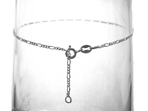 Blanko Sterling Silber Fußkettchen mit feinen Gliedern und praktischem Verschluss, hergestellt von Juwelier Harnisch, klassisches Design, vielseitig kombinierbar.