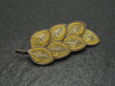 Filigrane City Brosche Handarbeit in Blattform, 70x25 mm, aus kunstvoll gestalteten Blättern mit feinen Details, Hersteller: Juwelier Harnisch, hochwertiger Modeschmuck.