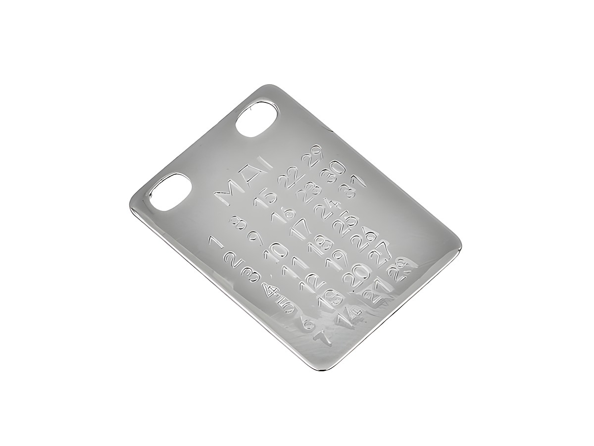 Gravurplatte für das Sternzeichen Mai aus silber, mit der Monatsbezeichnung Mai und datierten Zahlen für den Geburtstag, dekorativ gestaltet und ideal als Geschenkidee vom Juwelier Harnisch.