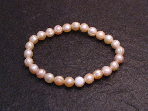 Perlenarmband 6,7 mm in Rosa mit Gummizug, 17 cm lang, hergestellt von Juwelier Harnisch, elegant und vielseitig einsetzbar, ideal für den Alltag oder besondere Anlässe.