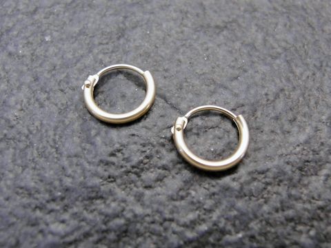 Gold Creolen 0,9 cm aus Gold 333 mit einer Dicke von 1,3 mm, hochwertige Ohrringe des Herstellers Juwelier Harnisch, ideale Ergänzung für jedes Outfit.