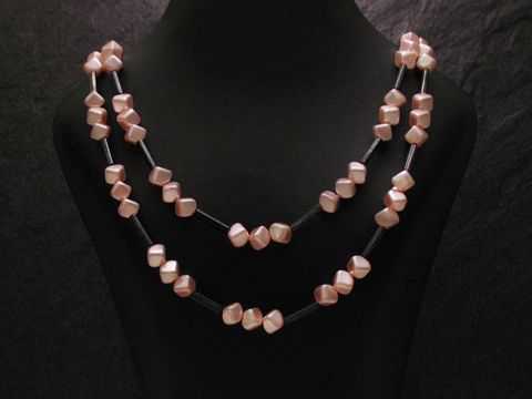 Zweireihige Kette eckige Perlen neu rosa, hergestellt von Juwelier Harnisch, elegante Perlenkette perfekt für besondere Anlässe oder als modisches Accessoire.
