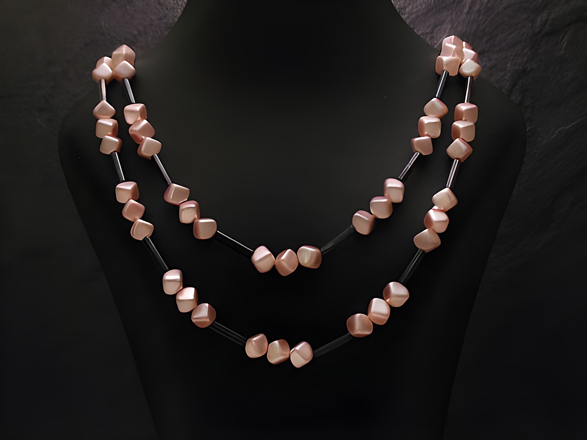 Zweireihige Kette eckige Perlen neu rosa, hergestellt von Juwelier Harnisch, elegante Perlenkette perfekt für besondere Anlässe oder als modisches Accessoire.